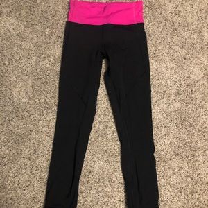 Black and pink running crops